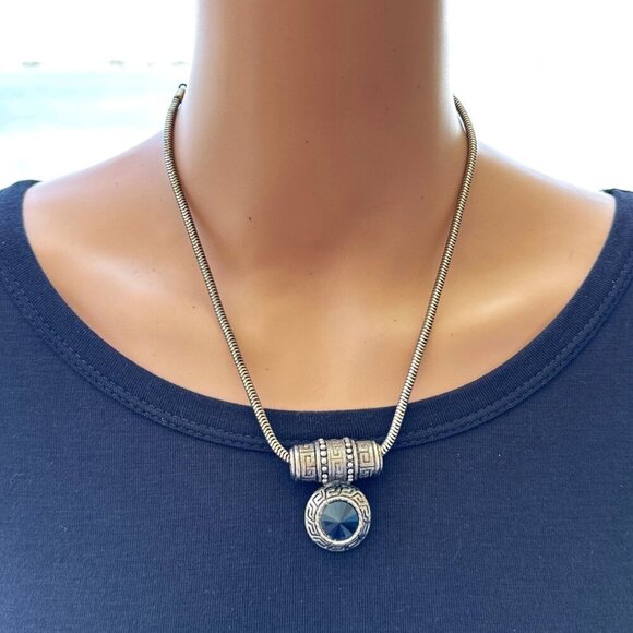 Pendant Necklace Antique Silver Tone Black Center 18 Inch Length - Picture 1 of 4